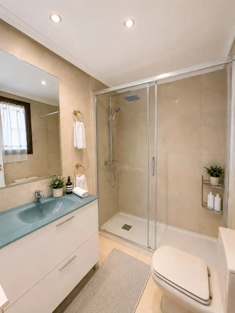 Bathroom of Flat for sale in Madrid  with Air Conditioner and Heating