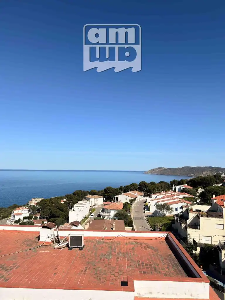 Vista exterior de Pis en venda en Llançà amb Traster i Piscina