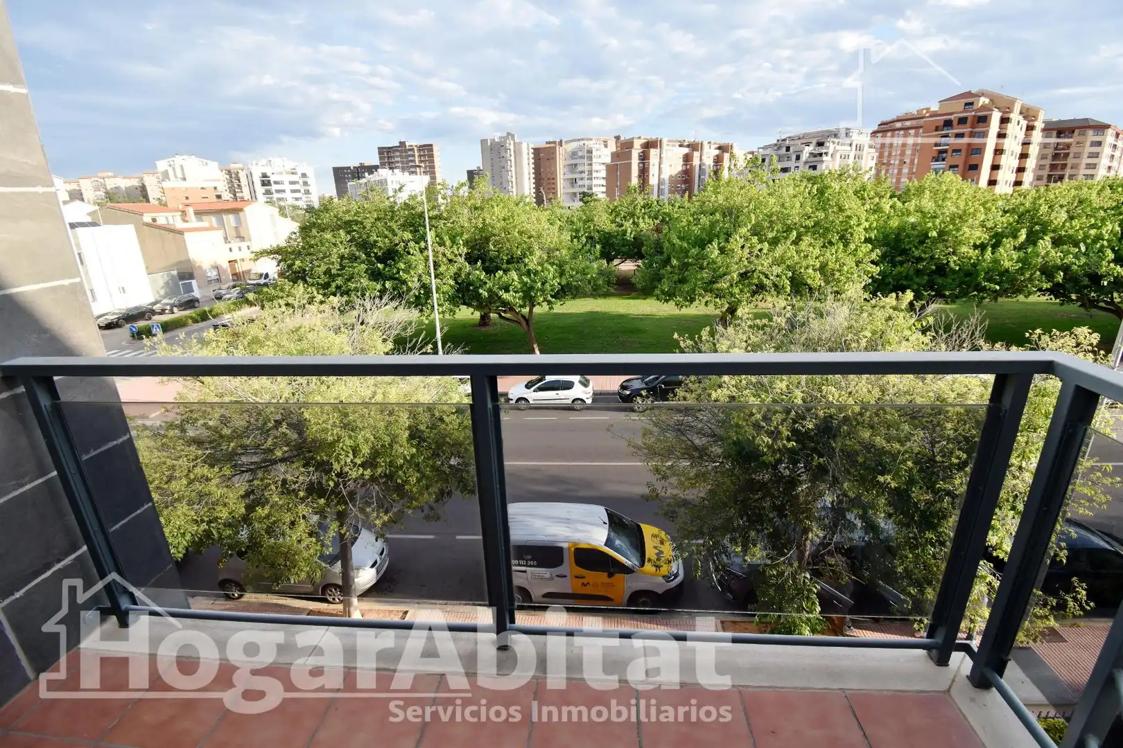 Vista exterior de Casa adosada en venda en Castellón de la Plana / Castelló de la Plana amb Aire condicionat, Terrassa i Balcó