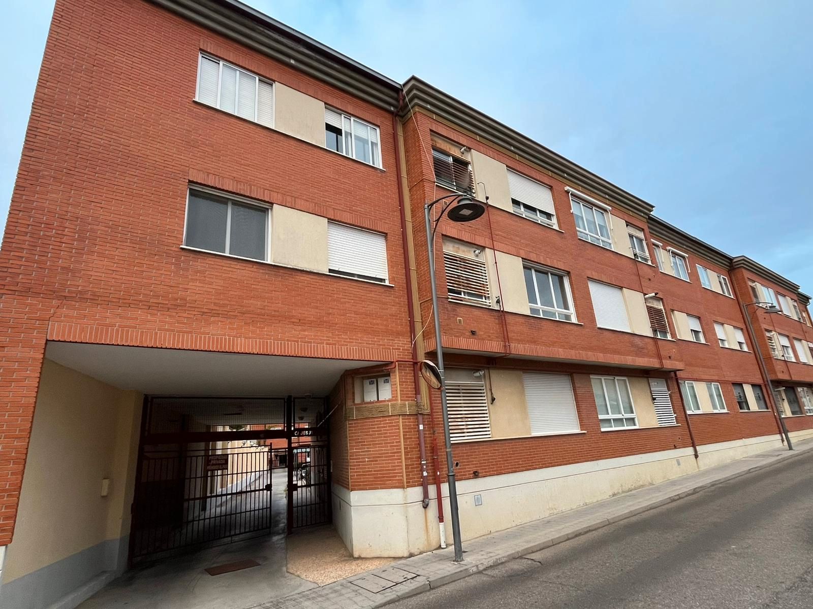 Vista exterior de Piso en venta en Santovenia de Pisuerga con Calefacción, Parquet y Trastero