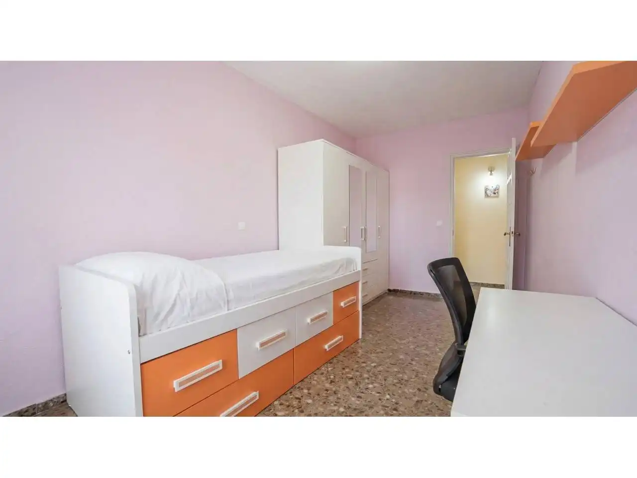 Habitación de Casa adosada en venta en Ripollet con Aire acondicionado, Calefacción y Jardín privado