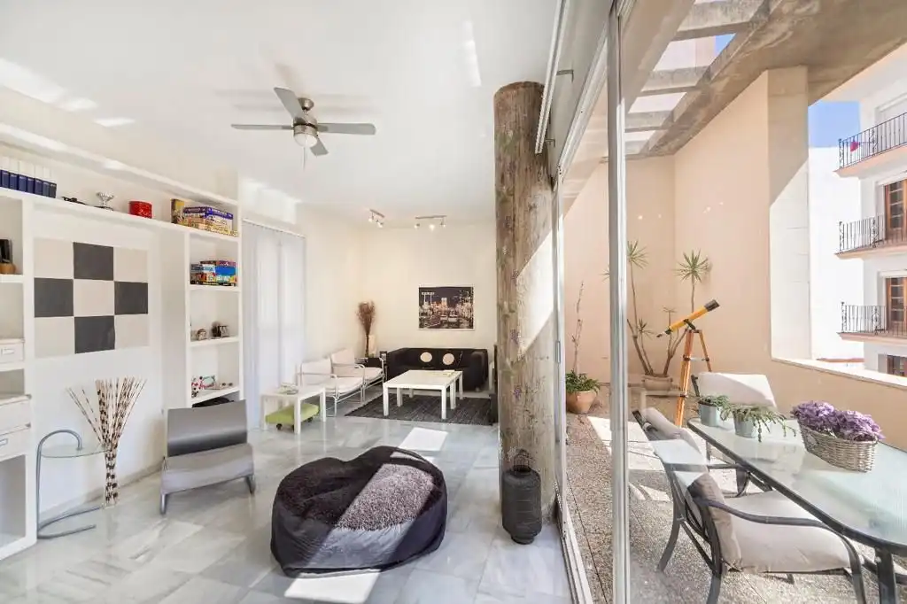 Sala d'estar de Casa o xalet de lloguer en Algeciras amb Aire condicionat i Moblat