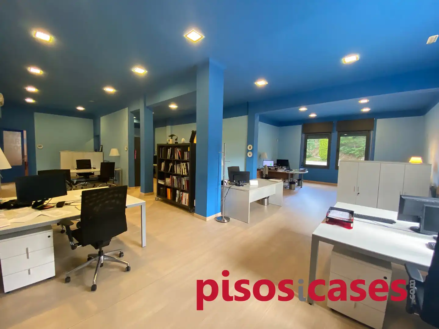 Office for rent in Manlleu  with Air Conditioner