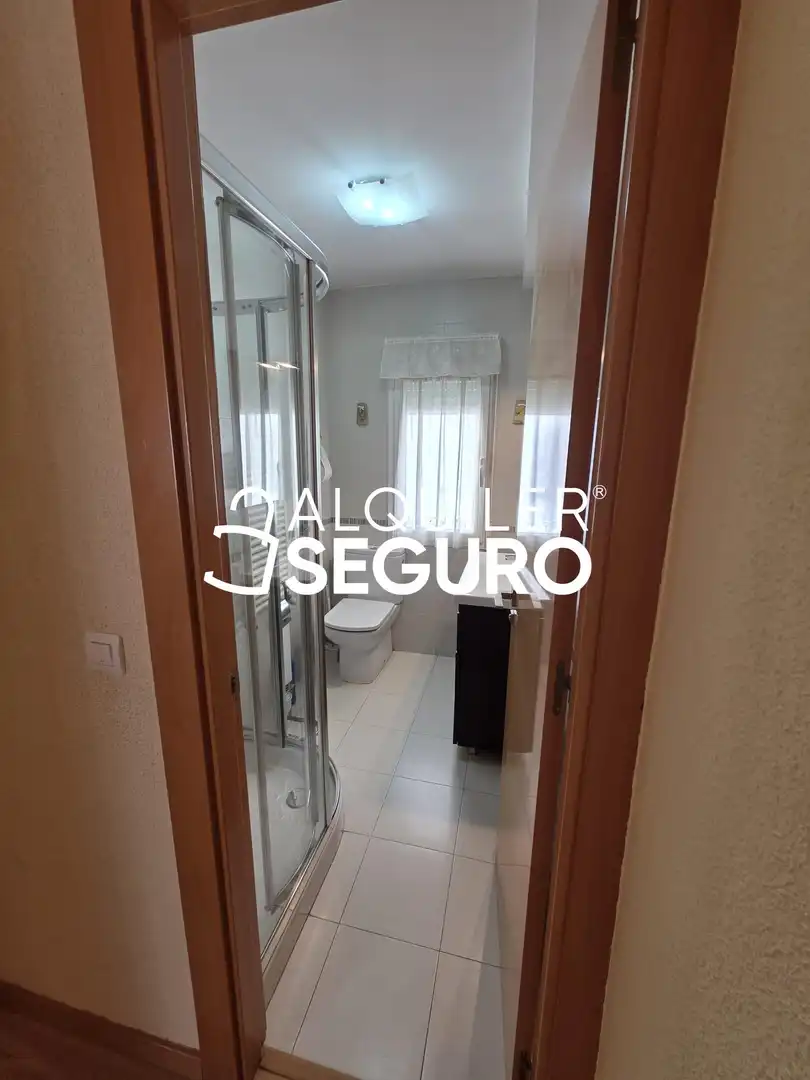 Baño de Piso de alquiler en Burgos con Calefacción, Terraza y Amueblado