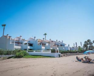 Vista exterior de Casa adosada en venda en Marbella amb Aire condicionat, Terrassa i Piscina