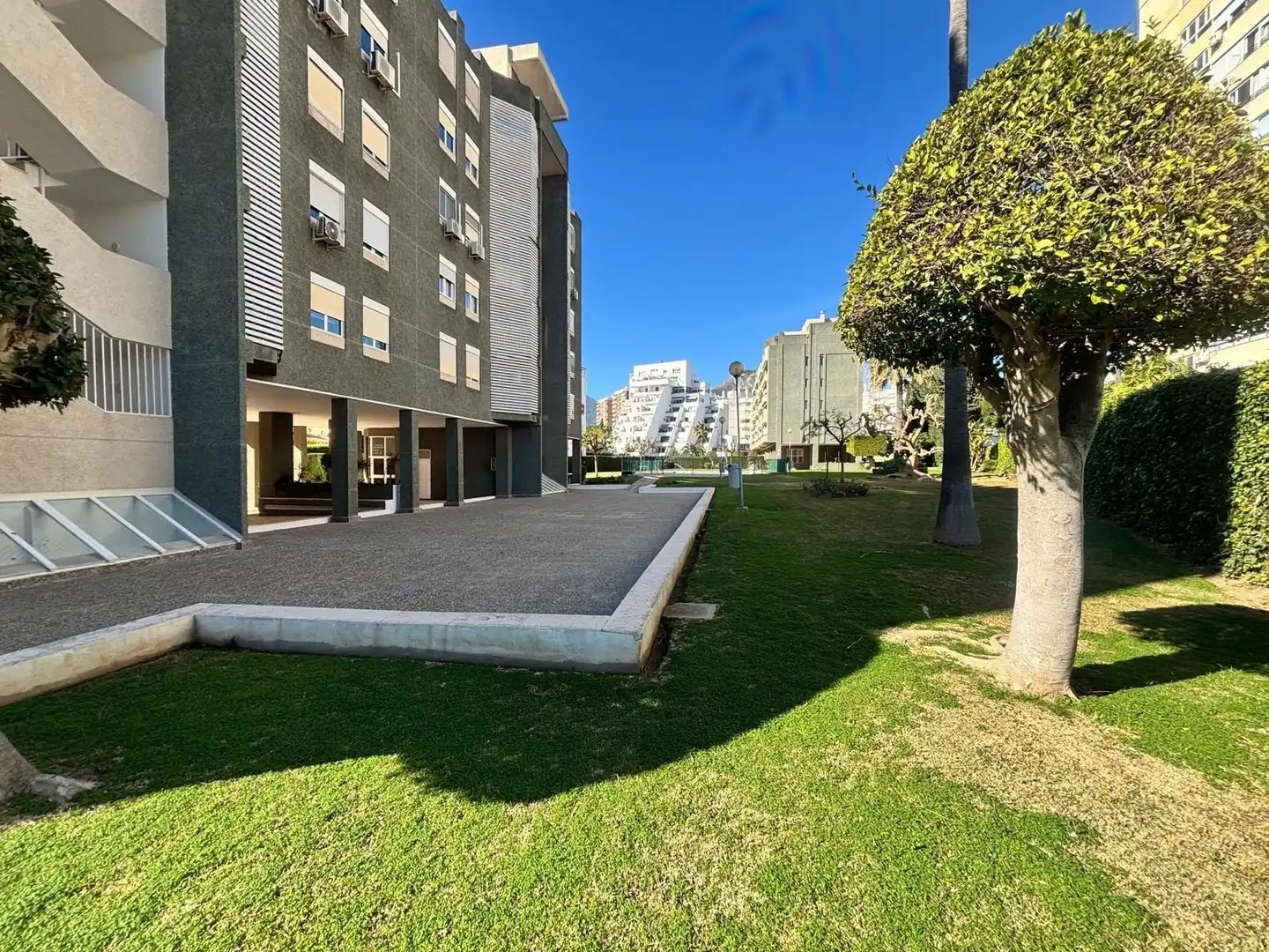 Vista exterior de Pis en venda en Benalmádena amb Jardí privat, Terrassa i Balcó