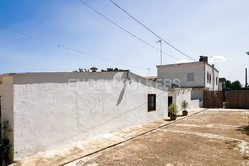 Vista exterior de Casa o xalet en venda en Riba-roja de Túria amb Aire condicionat, Calefacció i Jardí privat