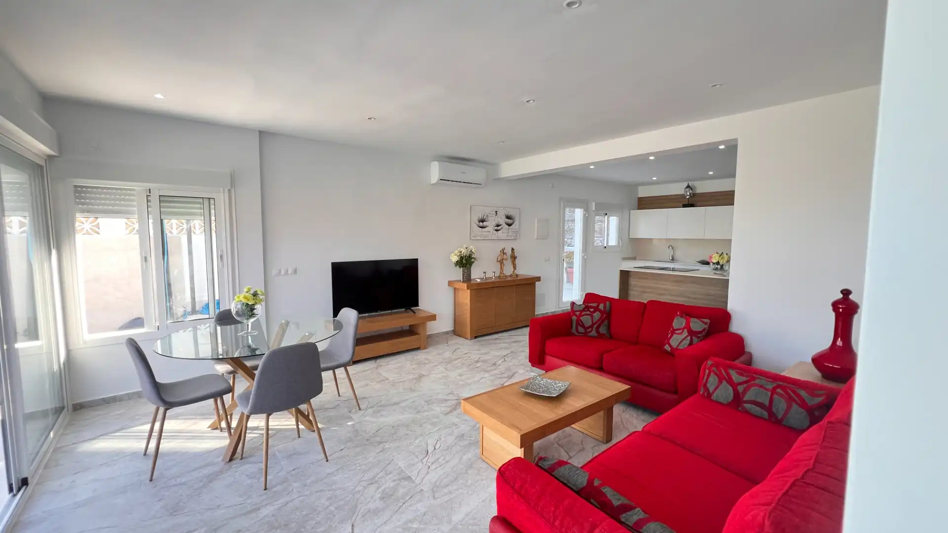 Sala d'estar de Casa o xalet en venda en Torrox amb Aire condicionat, Terrassa i Moblat