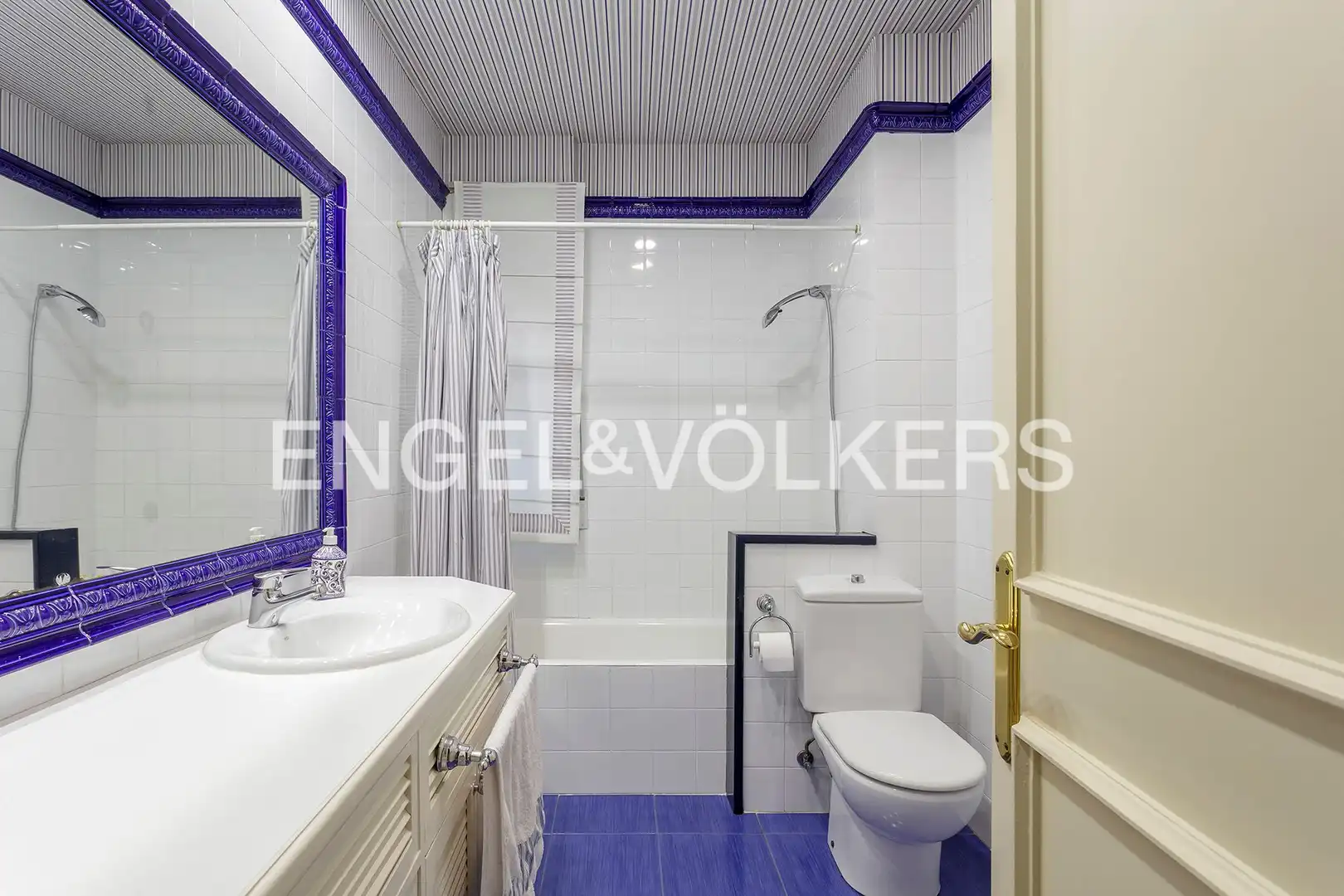Bathroom of Flat for sale in Bilbao   with Heating, Parquet flooring and Terrace