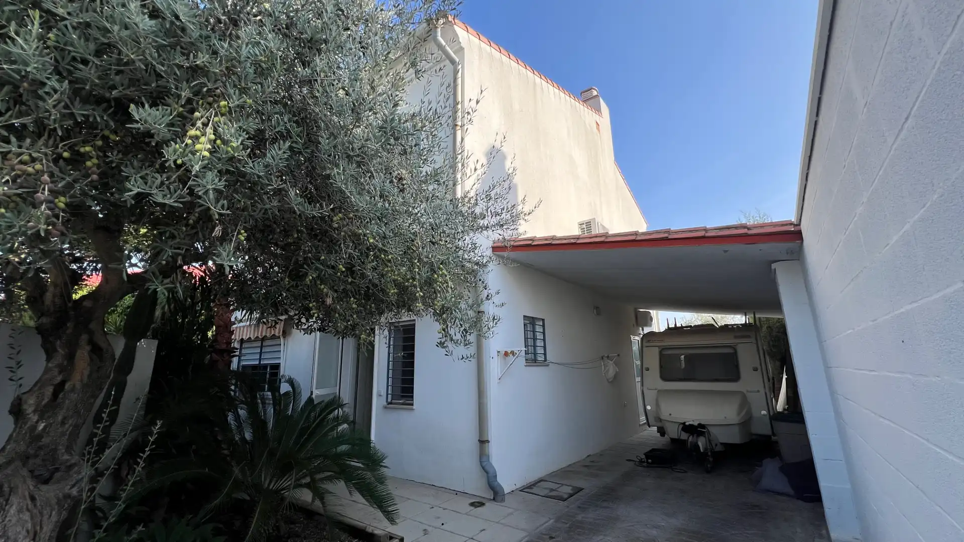 Vista exterior de Casa o xalet en venda en Espartinas amb Aire condicionat, Calefacció i Jardí privat