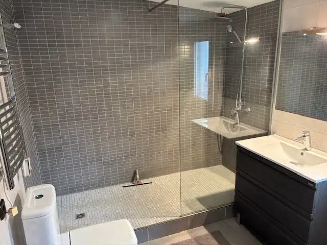 Baño de Casa adosada en venta en Santa Eulàlia de Ronçana con Aire acondicionado, Calefacción y Jardín privado