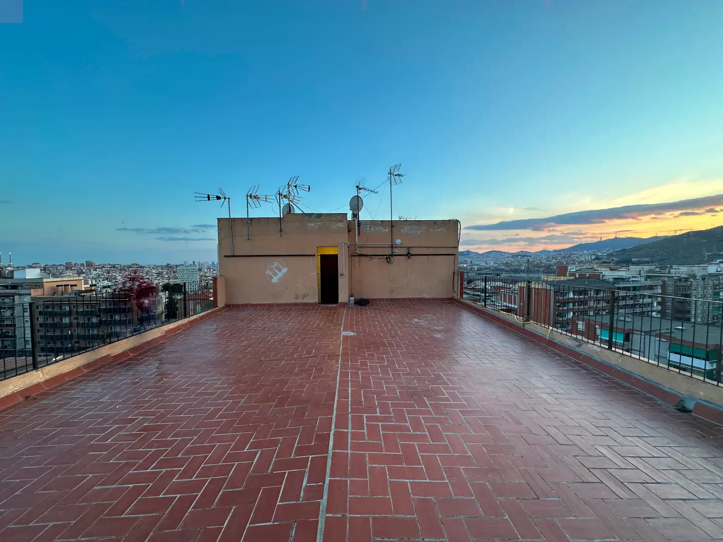 Exterior view of Flat for sale in Santa Coloma de Gramenet  with Terrace and Balcony