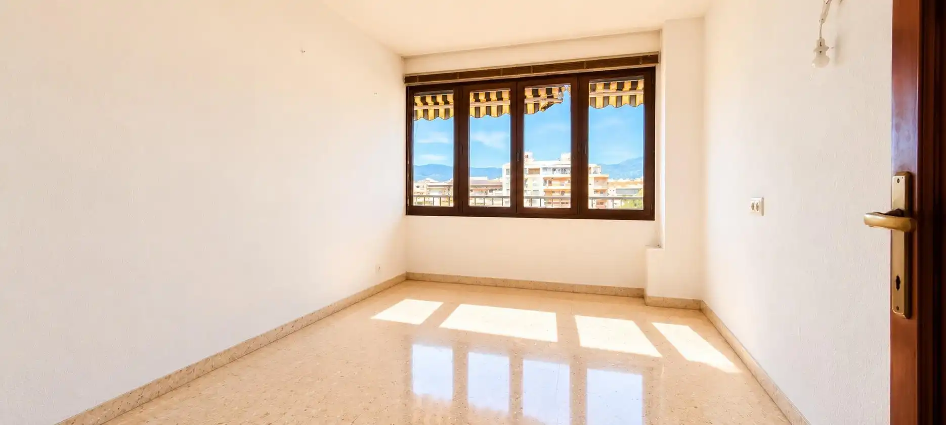 Bedroom of Flat for sale in Llevant