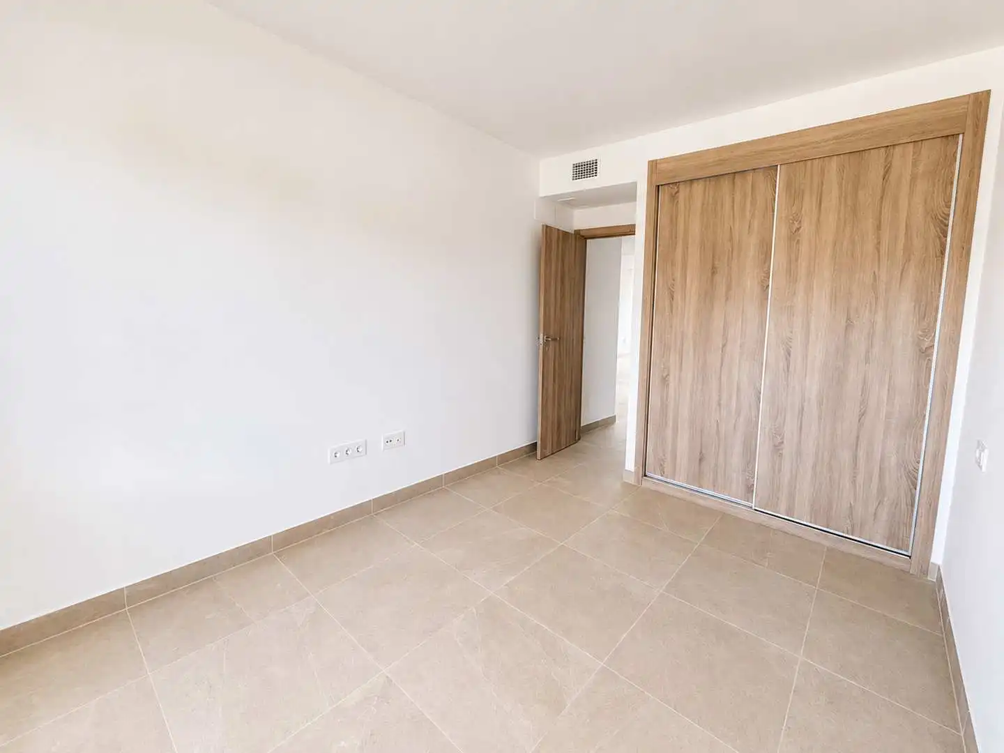 Habitación de Apartamento en venta en Estepona con Aire acondicionado, Calefacción y Terraza
