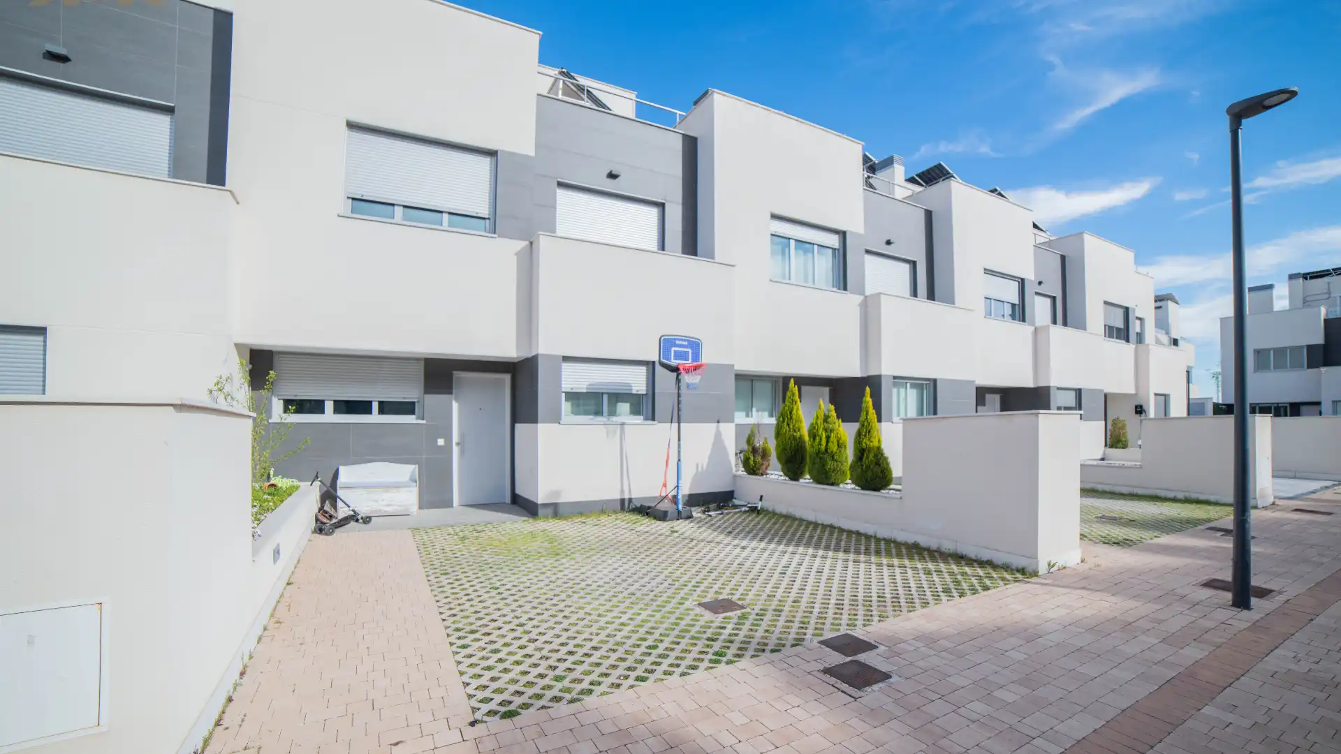 Vista exterior de Casa adosada en venta en Getafe con Aire acondicionado, Calefacción y Jardín privado