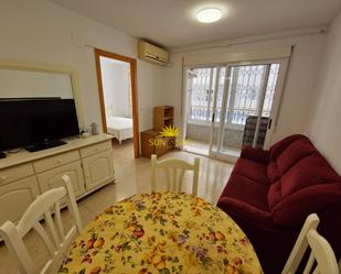 Sala d'estar de Pis de lloguer en Torrevieja amb Aire condicionat, Terrassa i Piscina