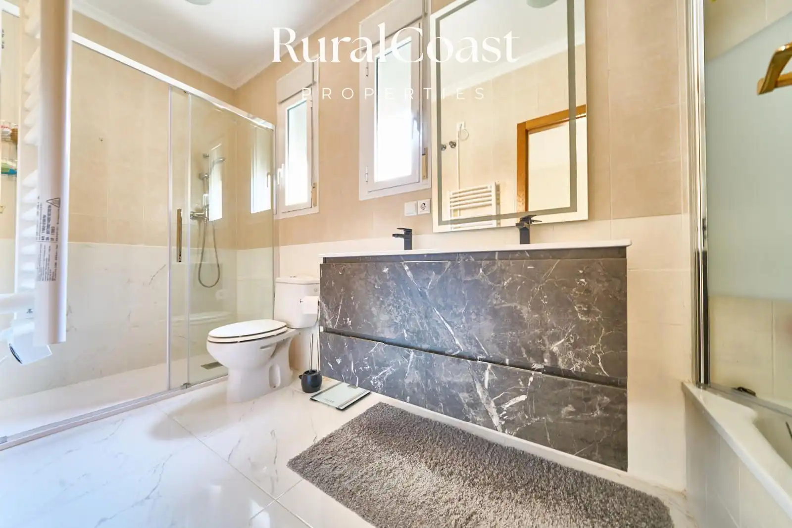 Baño de Casa adosada en venta en Aigües con Aire acondicionado, Calefacción y Jardín privado