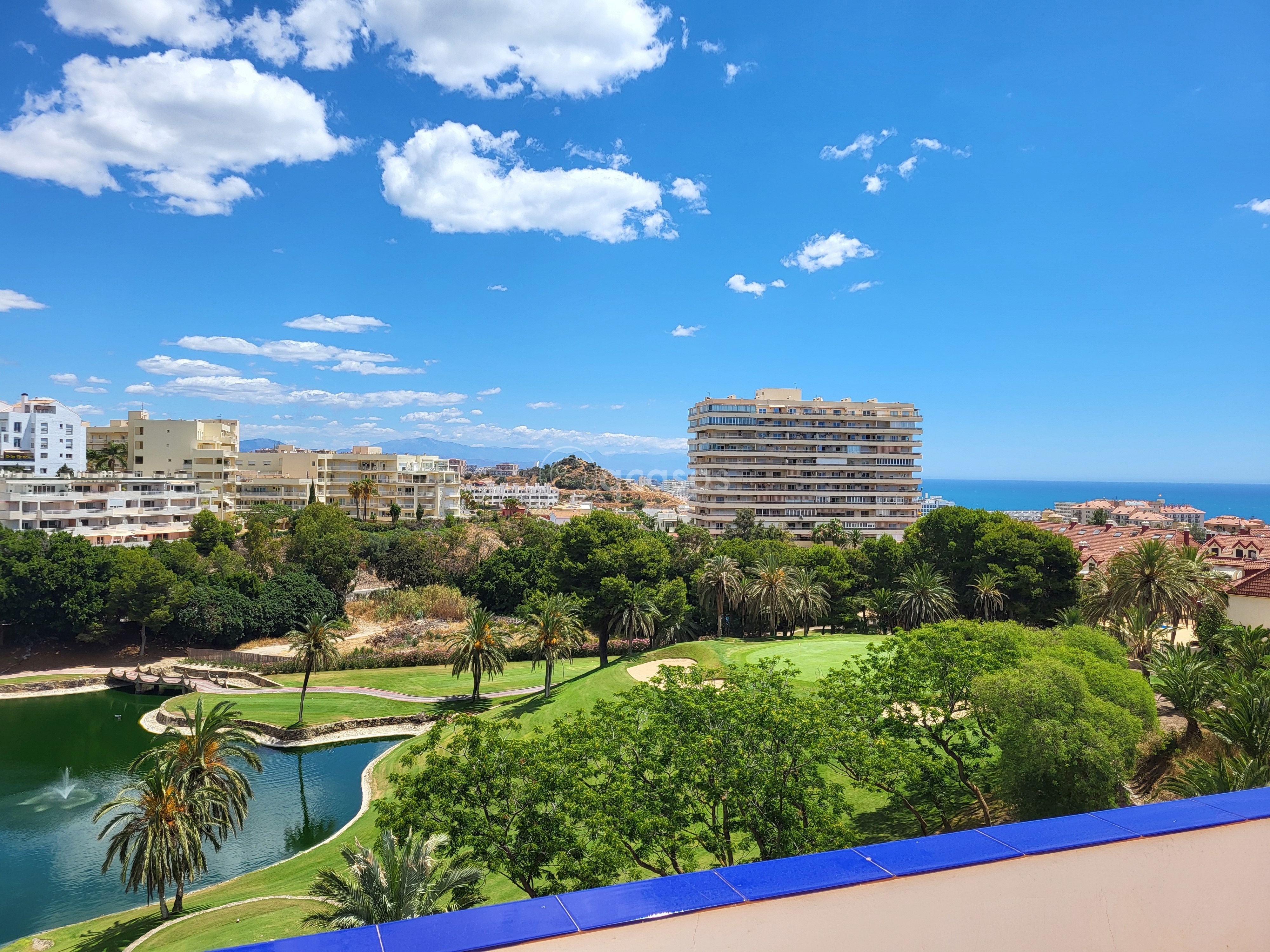 Vista exterior de Casa o xalet de lloguer en Benalmádena amb Aire condicionat, Calefacció i Jardí privat