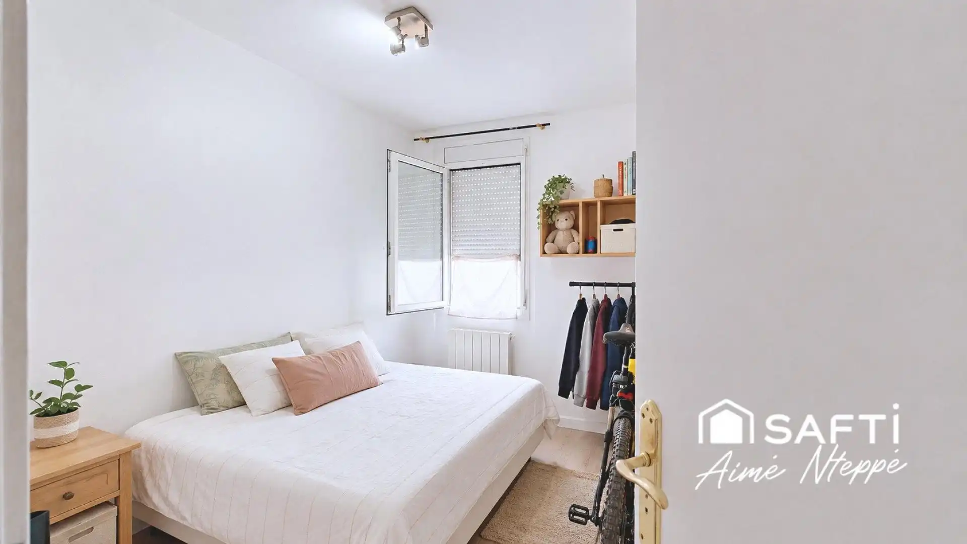 Bedroom of Flat for sale in Girona  with Heating, Furnished and Balcony