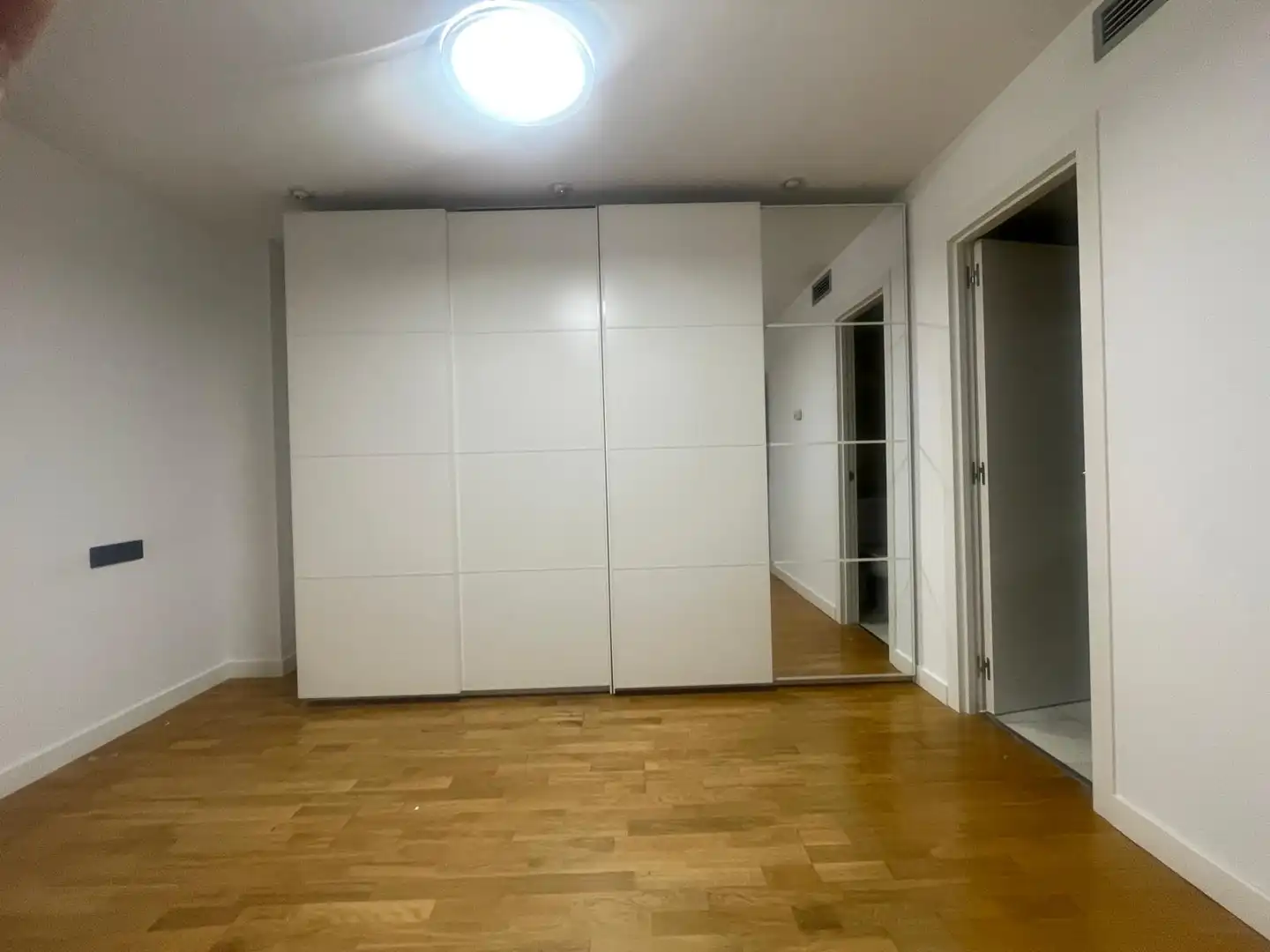 Schlafzimmer von Dachboden zur Miete in Zaragoza mit Klimaanlage, Heizung und Parkett