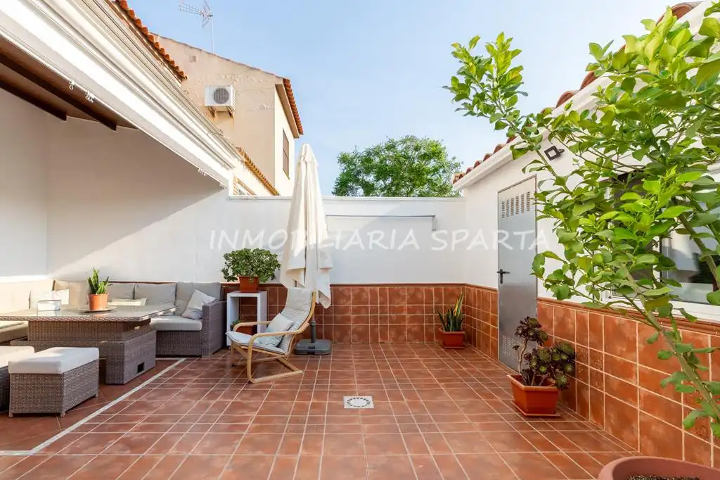 Terrasse von Einfamilien-Reihenhaus zum Verkauf in Umbrete mit Klimaanlage