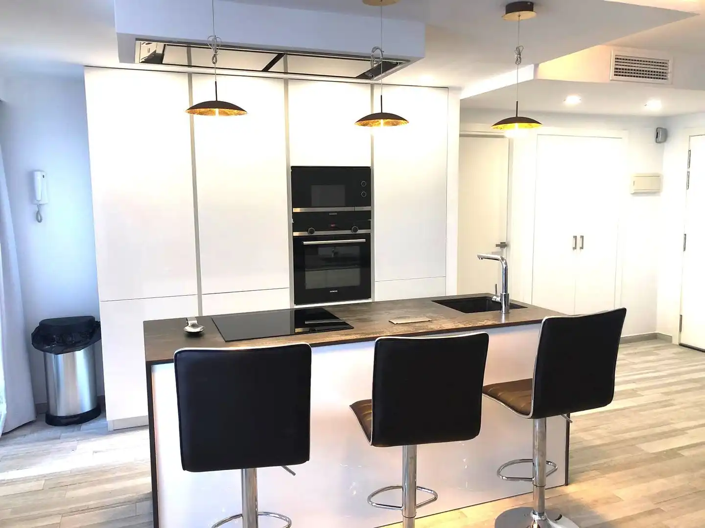Cuina de Apartament en venda en Marbella amb Aire condicionat, Terrassa i Piscina