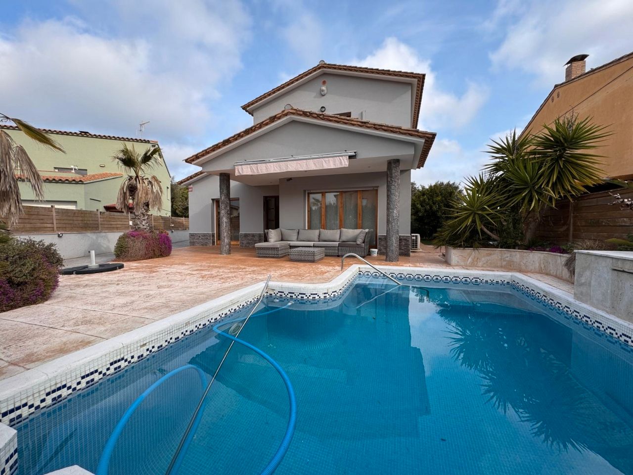 Vista exterior de Casa o xalet en venda en Mont-ras amb Jardí privat, Terrassa i Traster