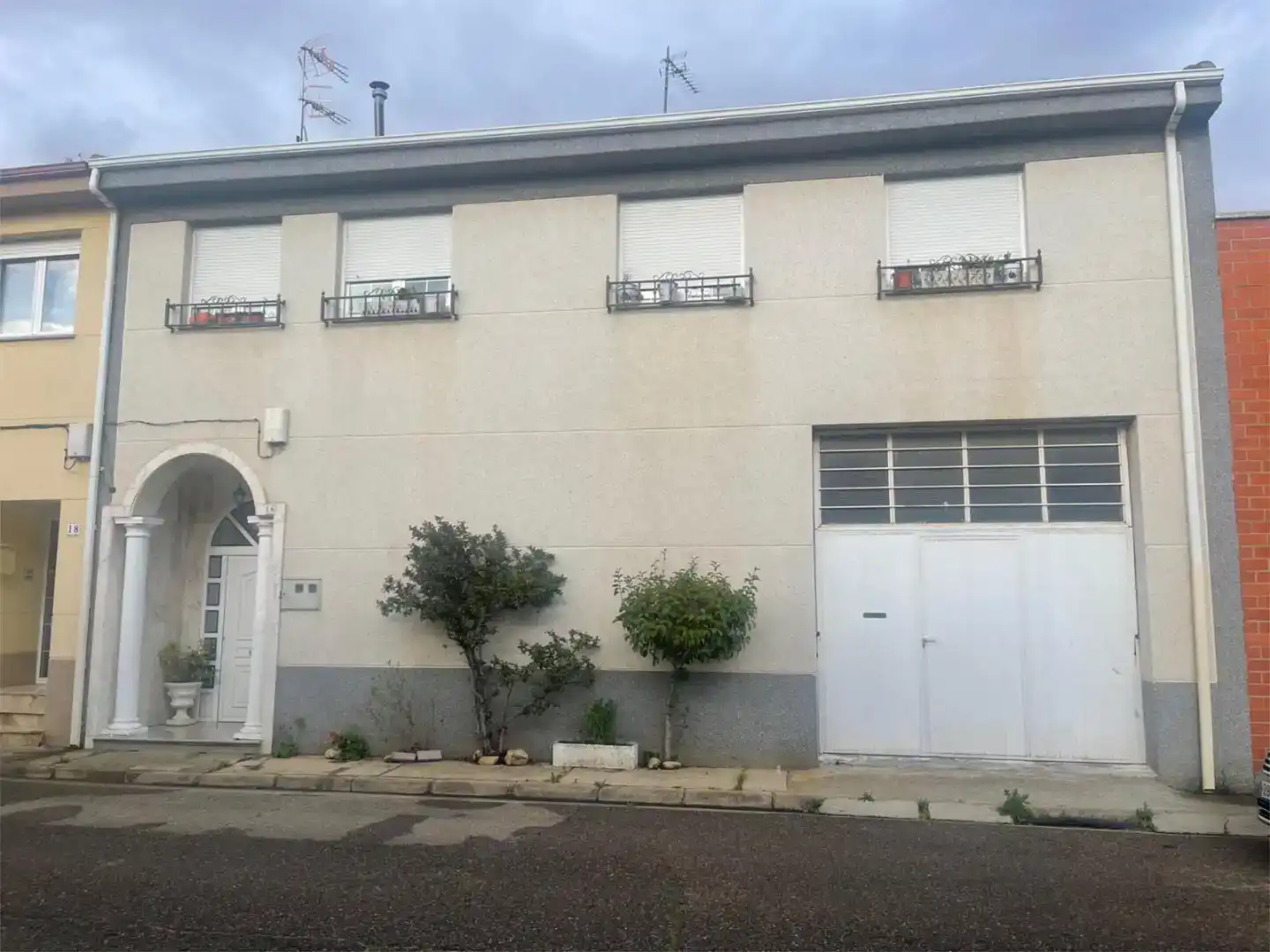 Vista exterior de Casa adosada en venta en Santa María del Páramo, León