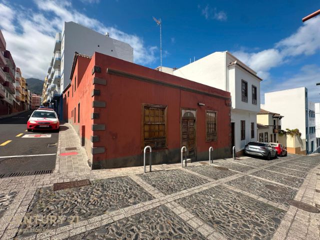 Vista exterior de Casa adosada en venda en Santa Cruz de la Palma amb Jardí privat, Terrassa i Moblat