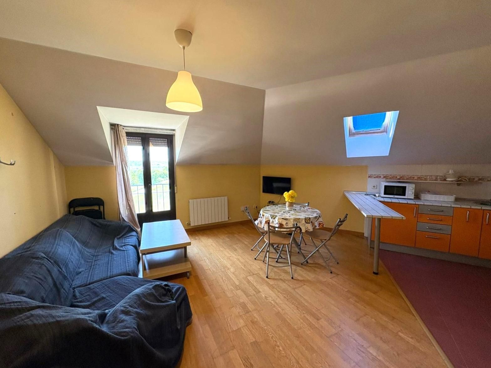 Wohnzimmer von Dachboden zum verkauf in Espirdo mit Heizung und Balkon