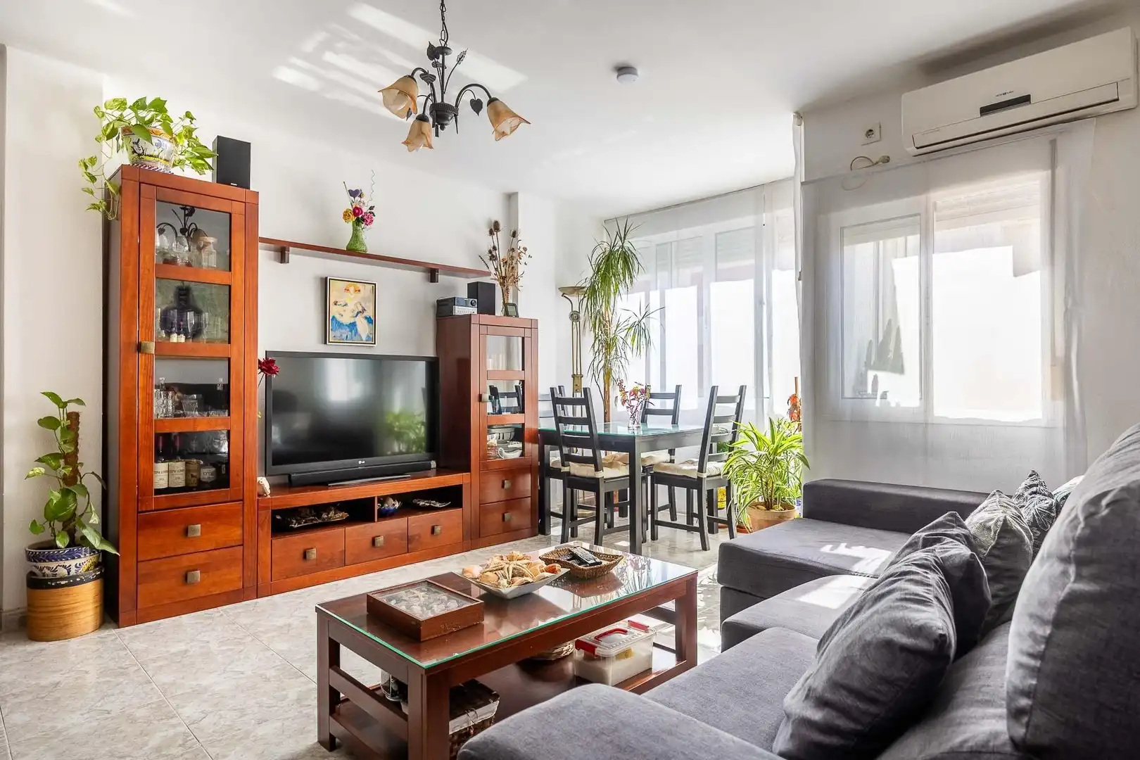 Living room of Flat for sale in Sevilla  with Air Conditioner, Terrace and Storage room