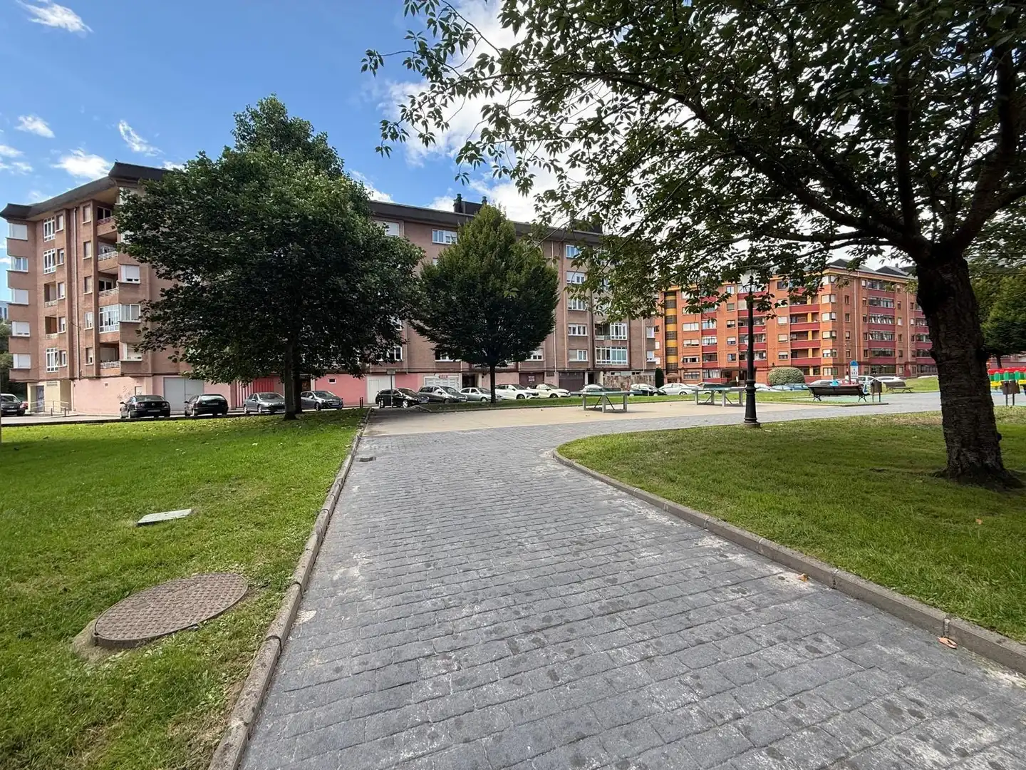 Vista exterior de Pis en venda en Oviedo  amb Calefacció, Jardí privat i Traster