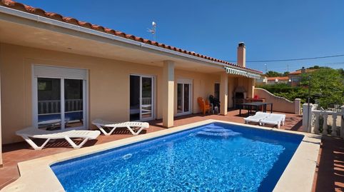 Chalet de reciente construcción con piscina y gran parcela a solo 800 metros del mar