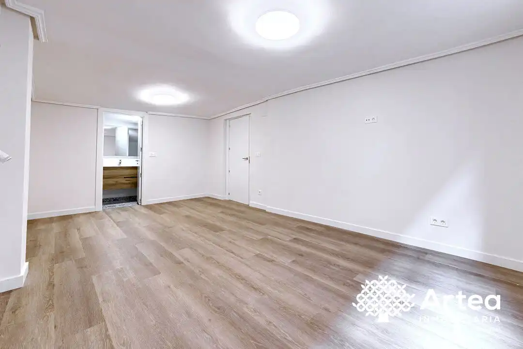 Piso en venta en Bilbao  con Balcón y Alarma
