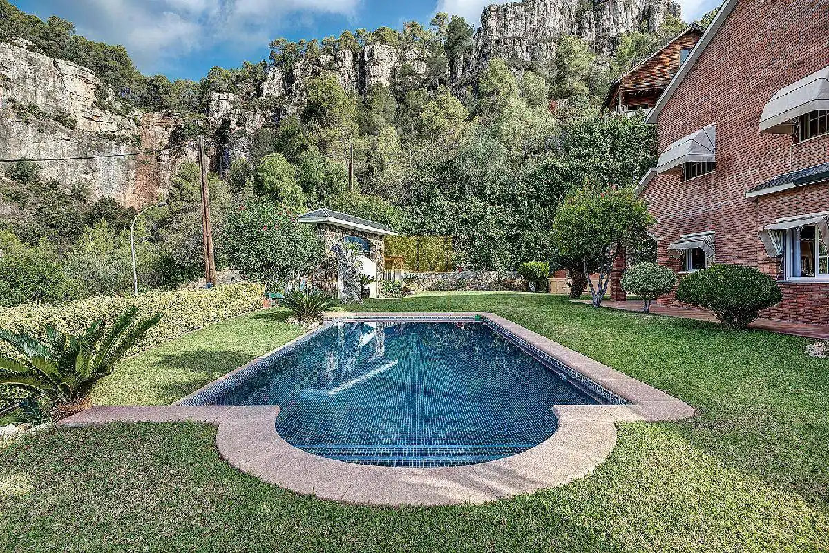 Piscina de Casa o chalet en venta en Vallirana con Aire acondicionado, Calefacción y Jardín privado
