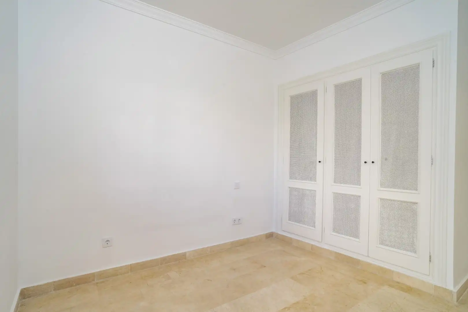 Habitación de Planta baja en venta en Marbella con Jardín privado, Terraza y Piscina