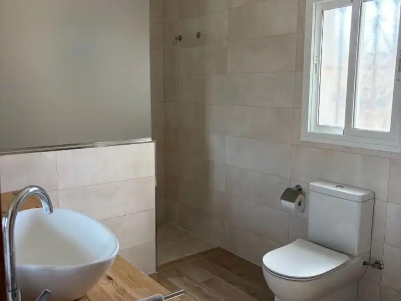 Bany de Casa o xalet en venda en Carmona amb Aire condicionat, Jardí privat i Terrassa