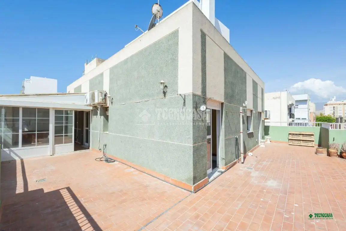 Vista exterior de Piso en venta en Almería con Terraza