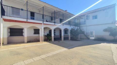 Edificio con tres viviendas y amplios espacios exteriores en Serradilla, immagine 3