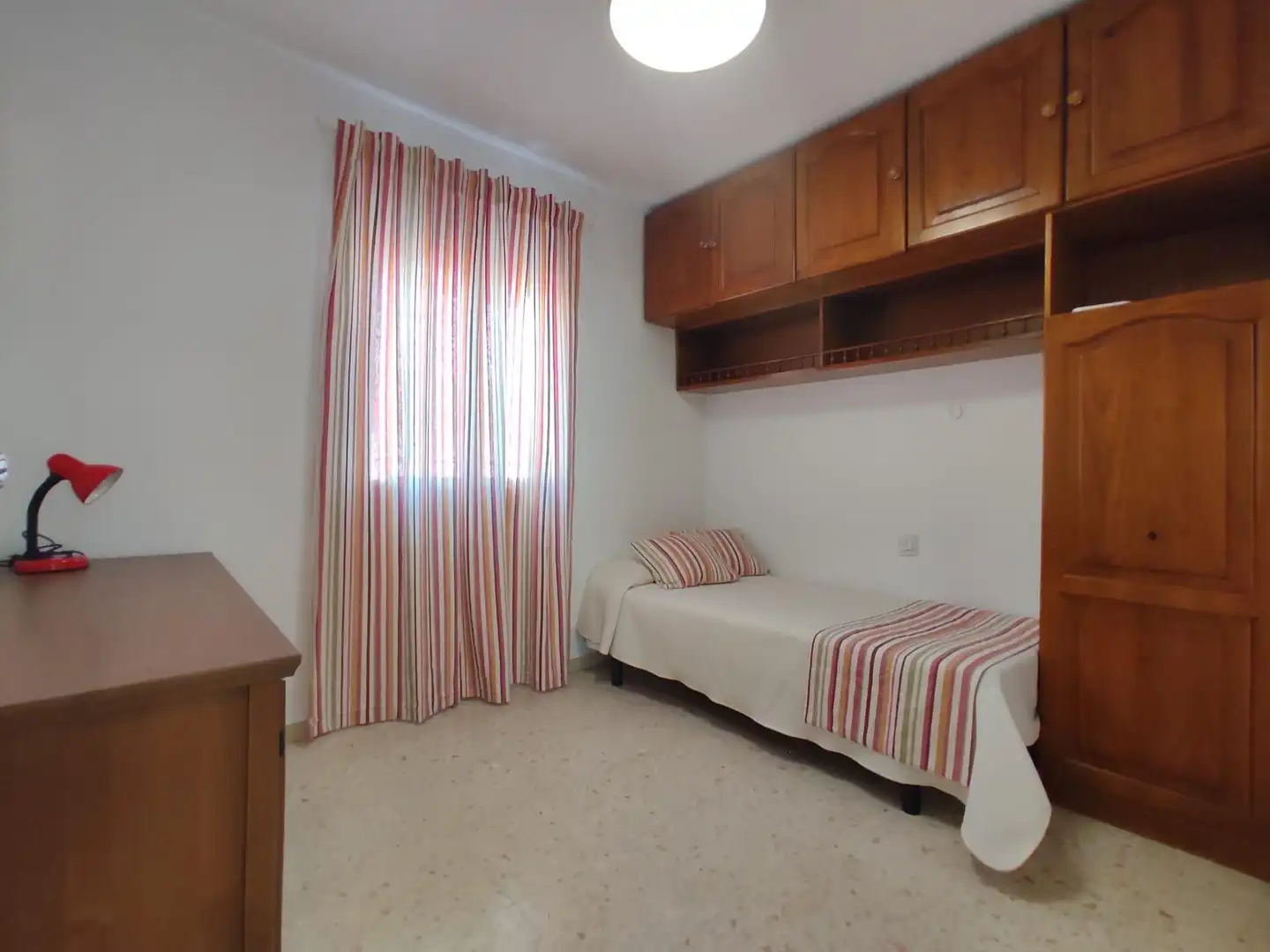 Dormitori de Casa adosada de lloguer en Dos Hermanas amb Aire condicionat, Jardí privat i Moblat