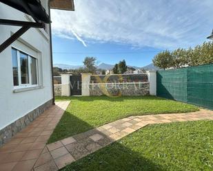 Vista exterior de Casa adosada en venda en Llanes amb Calefacció, Jardí privat i Terrassa