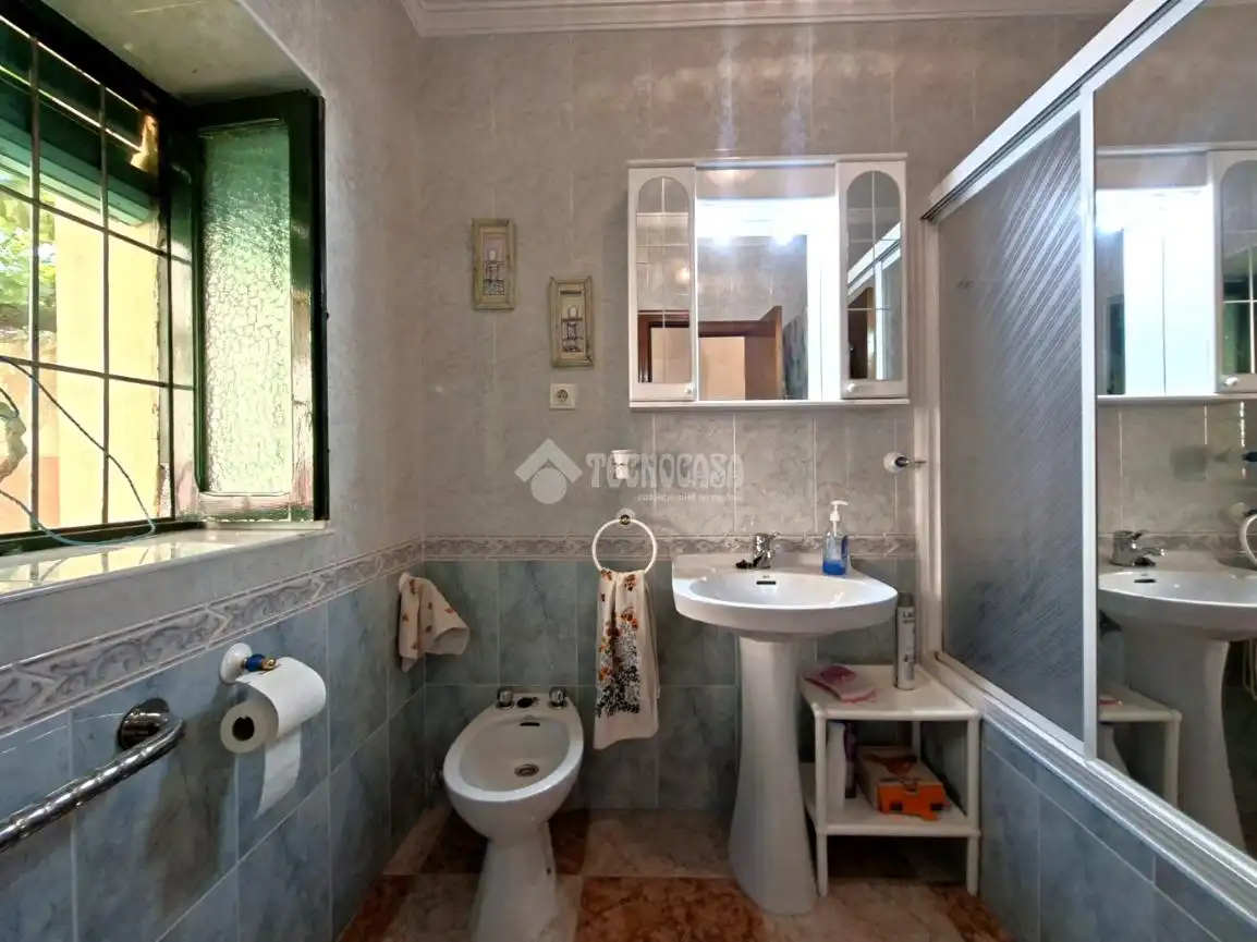 Bathroom of Detached homes for sale in Darro