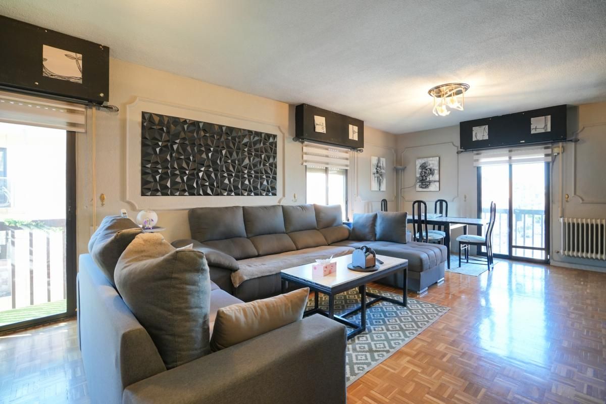 Sala de estar de Dúplex en venta en San Fernando de Henares con Aire acondicionado, Calefacción y Trastero