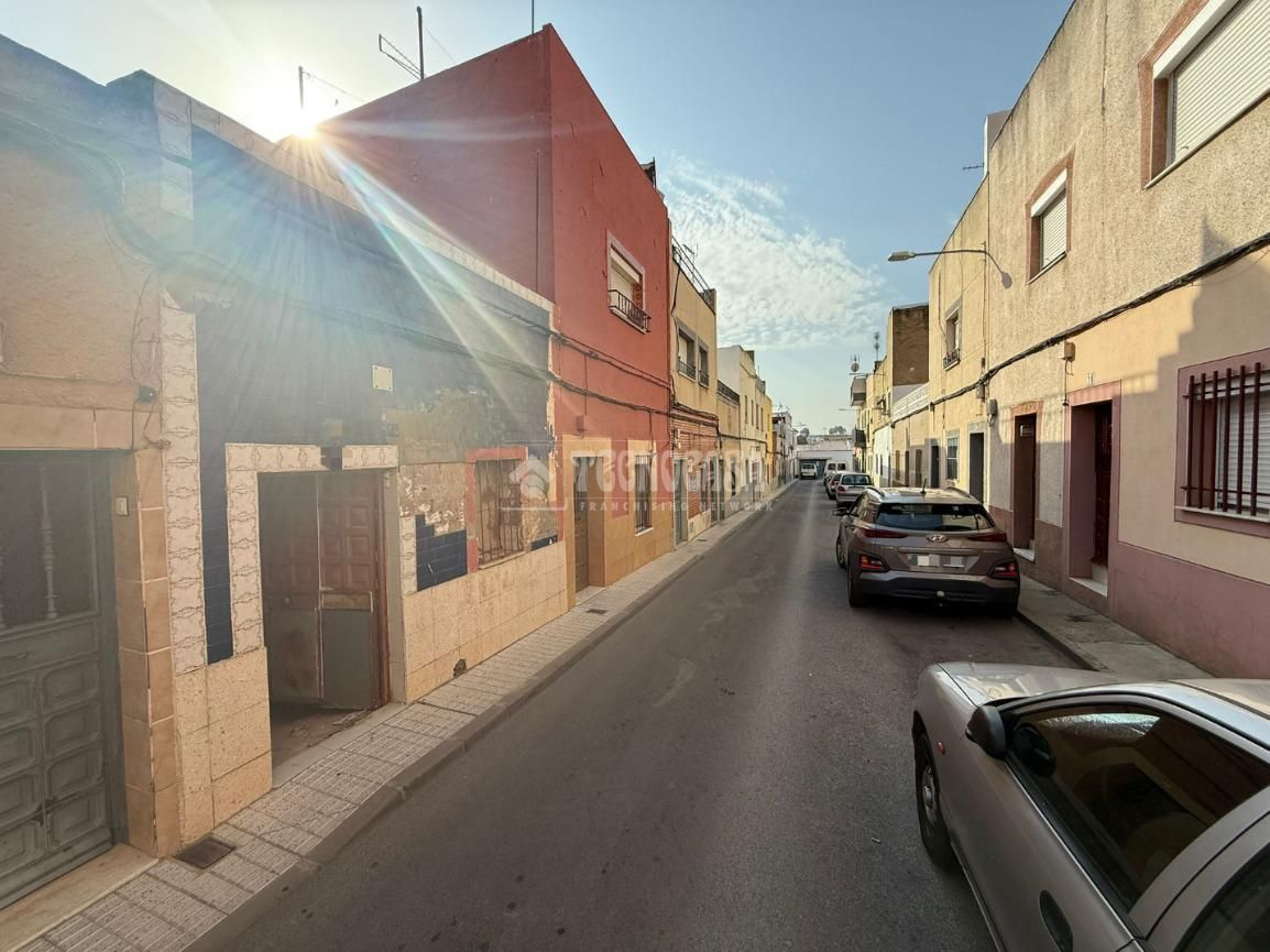Vista exterior de Casa o xalet en venda en Badajoz Capital amb Terrassa