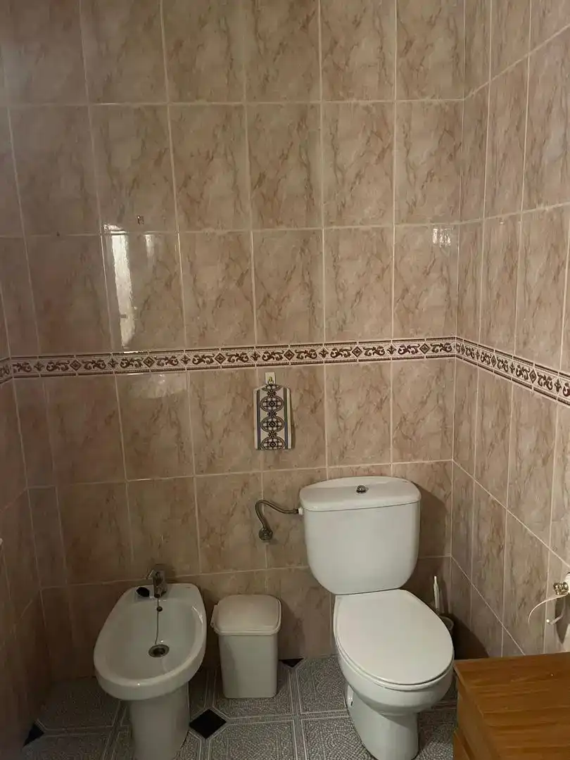 Badezimmer von Erdgeschoss zur Miete in Villar del Rey mit Möbliert, Ofen und Waschmaschine