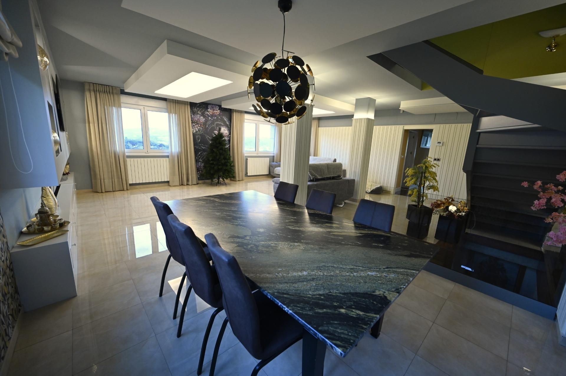 Menjador de Casa o xalet en venda en Loiu amb Calefacció, Jardí privat i Piscina