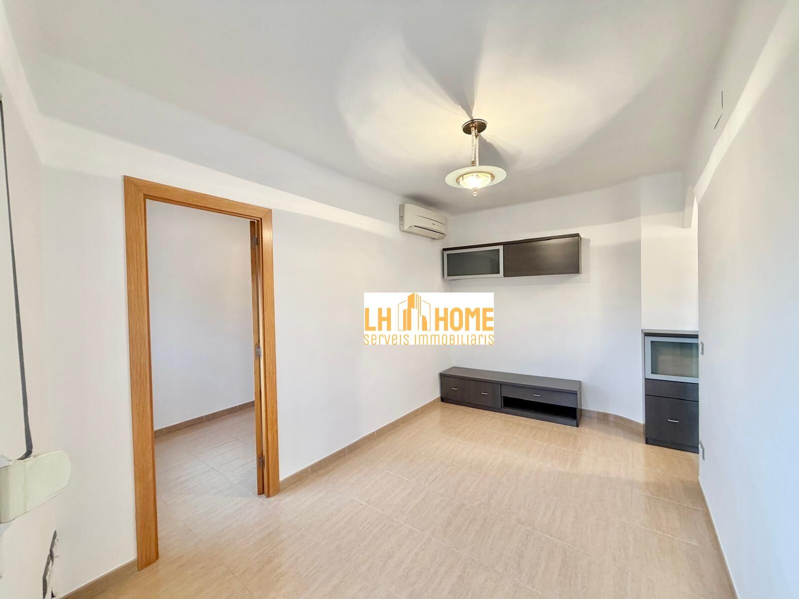 Exterior view of Flat for sale in L'Hospitalet de Llobregat  with Air Conditioner