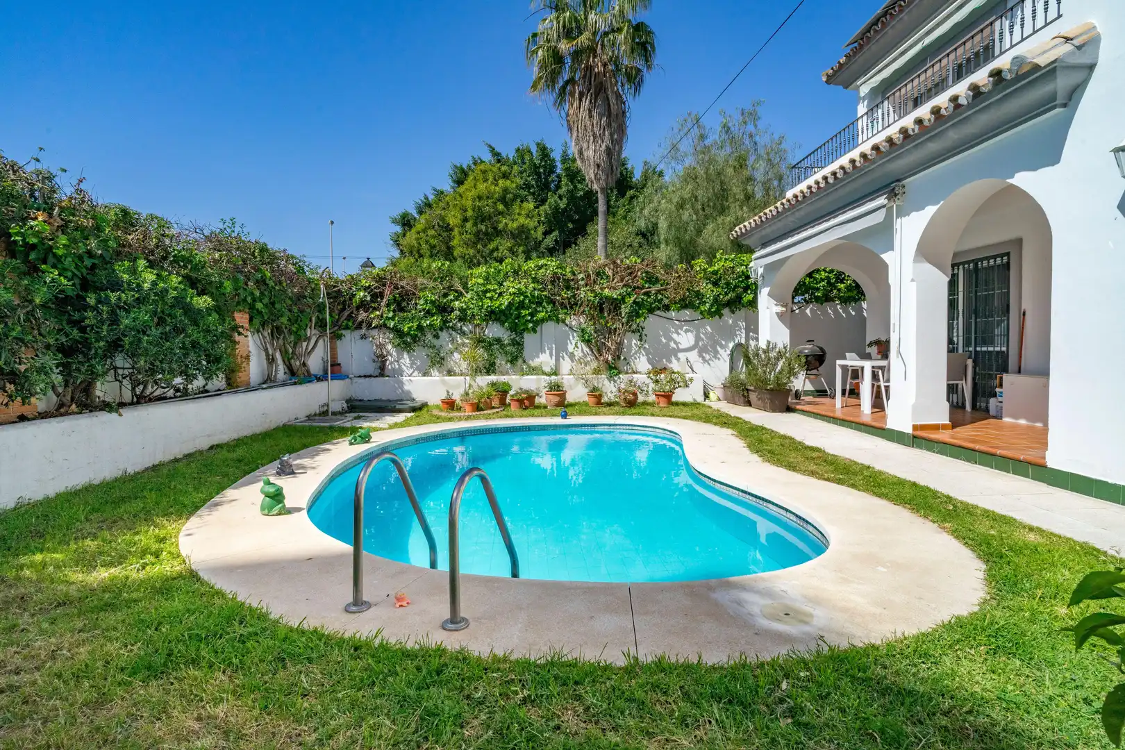 Schwimmbecken von Haus oder Chalet zum Verkauf in Fuengirola mit Klimaanlage, Privatgarten und Abstellraum