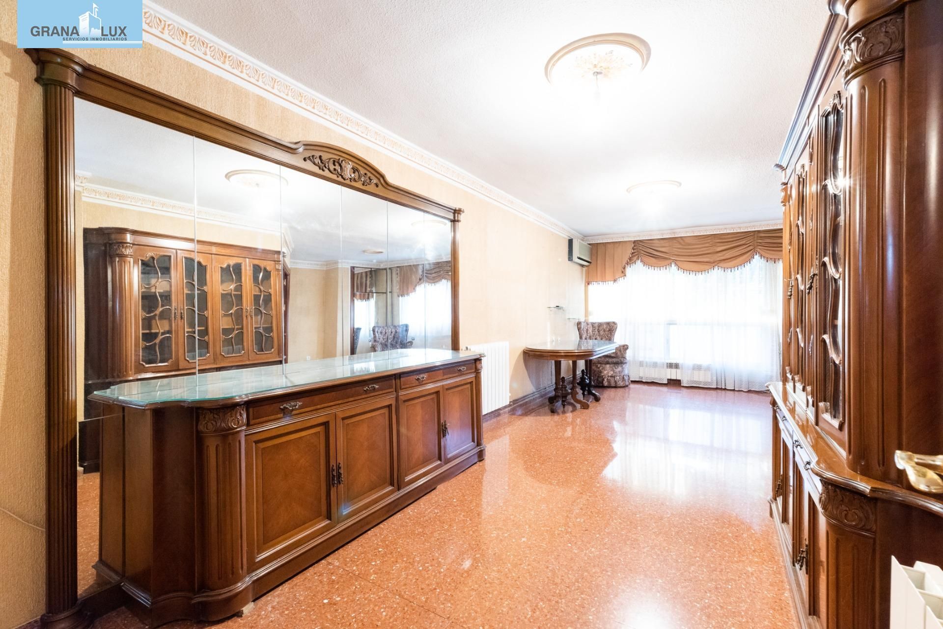 Flat for sale in  Granada Capital  with Air Conditioner and Terrace