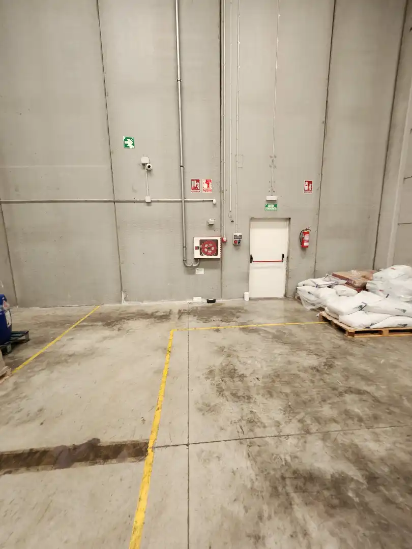 Parkplatz von Fabrikhallen zur Miete in Molins de Rei